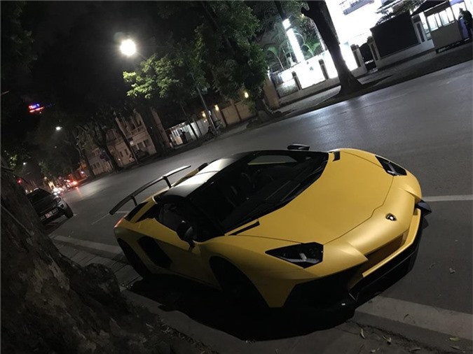 Siêu xe Lamborghini Aventador SV mui trần độc nhất Việt Nam tái xuất lúc nửa đêm