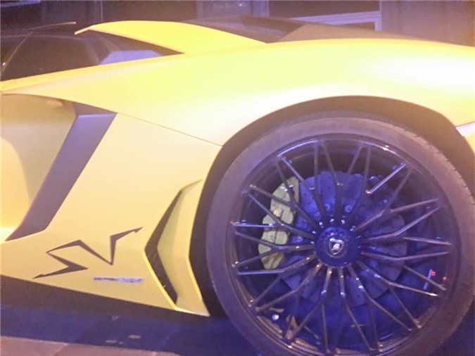 Siêu xe Lamborghini Aventador SV mui trần độc nhất Việt Nam tái xuất lúc nửa đêm