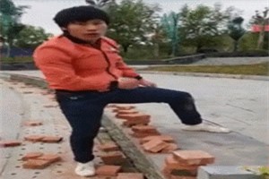 Clip: Võ sư Trung Quốc tay không chặt gãy 100 viên gạch trong 'tích tắc'