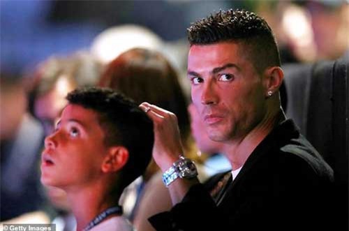 Ronaldo vui vẻ đưa bạn gái đi xem tennis