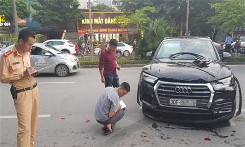 Hà Nội: Kinh hoàng xế hộp Audi Q5 tông biến dạng Mercedes và 2 xe máy trên phố