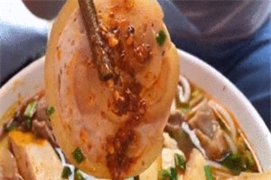 Clip: Món bún bò chả cuộn da thơm ngon chuẩn vị Huế