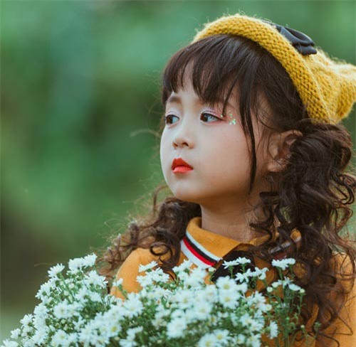 Tan chảy trong bộ ảnh bên cúc họa mi của mẫu nhí Hà Thành