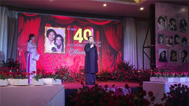 Phút tưởng niệm vợ chồng cố nghệ sĩ Thanh Nga, NSND Bạch Tuyết cũng đã bật khóc khi nhớ lại thời khắc nghệ sĩ Thanh Nga gắn huy hiệu giải Thanh Tâm lên ngực của mình.