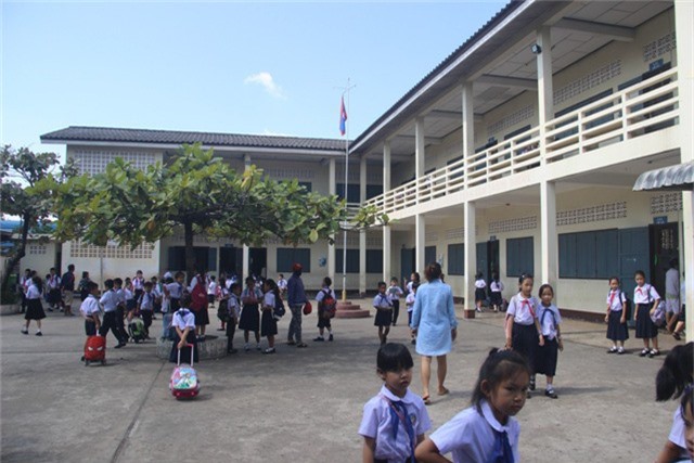  Học sinh theo học tại trường Tiểu học - THCS Thống Nhất có cả học sinh là con em người Việt và Lào. 