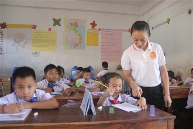Gần 3 năm gắn bó với học sinh tại Lào, cô Hải luôn mong muốn các em đọc và hiểu được tiếng Việt.