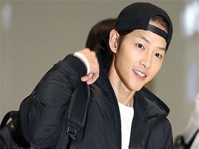 Song Joong Ki giảm cân gầy hốc hác, để mặt mộc vẫn được khen điển trai