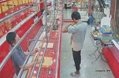 Clip hot (13/12): Tên cướp nhận cái kết 'đắng' khi gặp chủ cửa hàng cao tay, 'hoa băng' hiếm gặp bao phủ mặt đất ở Mỹ
