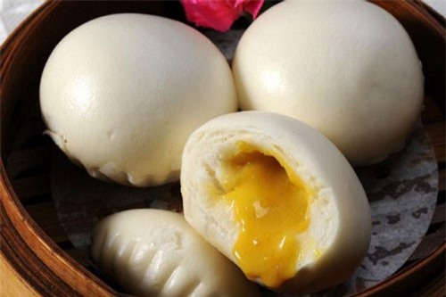 Clip: Hướng dẫn làm bánh bao kim sa ngon ‘quên lối về’