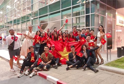 Hoàng Thuỳ, Lệ Hằng cùng "team Việt Nam" có mặt tại sân khấu cổ vũ H'Hen Niê trong chung kết Miss Universe 2018