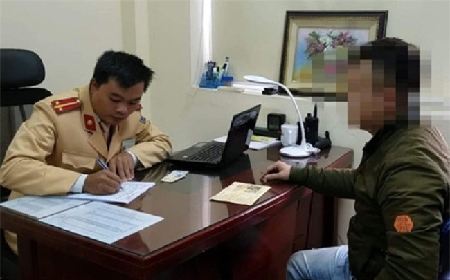 Ô tô lùi trên đường vành đai 3 trên cao: Phạt thế này thì còn vấn nạn lùi xe