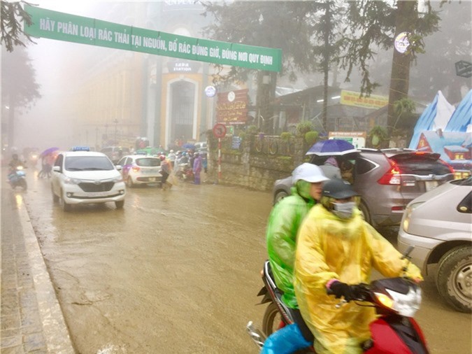 Sapa chìm trong rét buốt những ngày cuối năm, khách du lịch đổ lên ngày một đông - Ảnh 8.