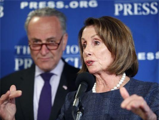  Hai nghị sĩ hàng đầu của đảng Dân chủ Nancy Pelosi (phải) và Charles Schumer. (Ảnh: AP) 