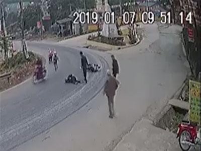CLIP: Hàng loạt xe máy gặp nạn tại 'khúc cua tử thần' ở Yên Bái