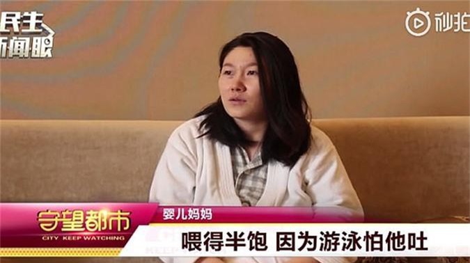 Mẹ của bé trai biết nói mama lúc 23 ngày tuổi trả lời phỏng vấn của đài truyền hình Cát Lâm, Trung Quốc. Ảnh: Asiawire.