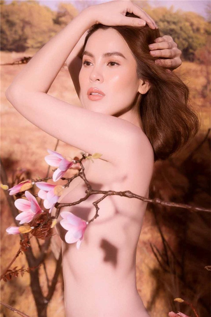 Hoa hậu rửa chân cho chồng tung ảnh gợi cảm mùng 1 Tết giàu cỡ nào? - Hình 2 Hoa hau rua chan cho chong tung anh goi cam mung 1 Tet giau co nao?-Hinh-2