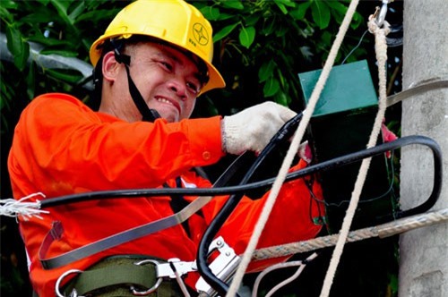 Công nhân điện lực Hà Nội sửa chữa đường dây trước Tết Nguyên đán. Công nhân điện lực Hà Nội sửa chữa đường dây trước Tết Nguyên đán.