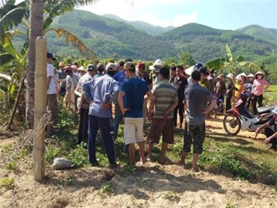 Vướng vào hàng rào thép gai nhiễm điện, vợ chồng tử vong