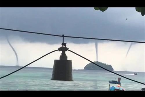 Clip: 3 vòi rồng xuất hiện cùng lúc trên vùng biển Thái Lan như phim viễn tưởng