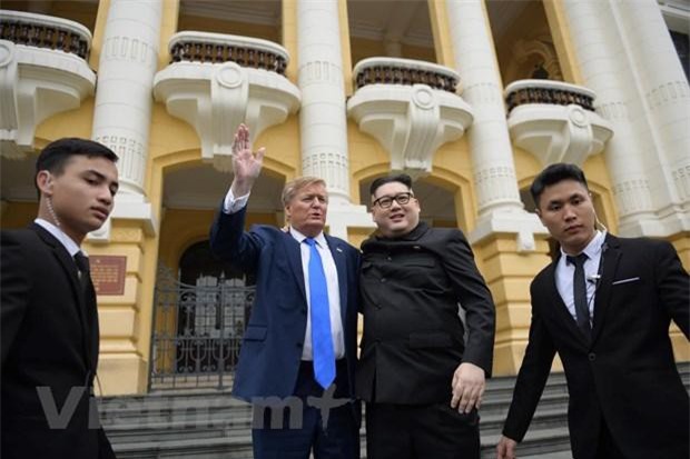 Cặp đôi đóng giả ông Kim Jong-un và ông Trump gây náo loạn Hà Nội