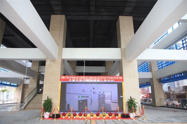 Dự án đường sắt đô thị Cát Linh - Hà Đông (Hà Nội) có tổng chiều dài gần 13 km, gồm 12 nhà ga trên cao, bắt đầu được thực hiện từ tháng 10/2011, tổng mức đầu tư của dự án là hơn 868 triệu USD, tương đương với hơn 18.000 tỷ đồng. Đến nay, các hạng mục bên trong nhà ga gần như đã hoàn thiện chờ ngày chính thức vận hành, dự kiến vào cuối tháng 4/2019. Dự án đường sắt đô thị Cát Linh - Hà Đông (Hà Nội) có tổng chiều dài gần 13 km, gồm 12 nhà ga trên cao, bắt đầu được thực hiện từ tháng 10/2011, tổng mức đầu tư của dự án là hơn 868 triệu USD, tương đương với hơn 18.000 tỷ đồng. Đến nay, các hạng mục bên trong nhà ga gần như đã hoàn thiện chờ ngày chính thức vận hành, dự kiến vào cuối tháng 4/2019.
