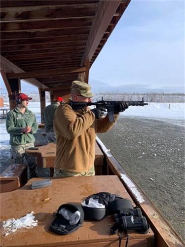 Vì sao phi công máy bay F-22 phải học dùng súng carbine? - Hình 10 Vi sao phi cong may bay F-22 phai hoc dung sung carbine?-Hinh-10