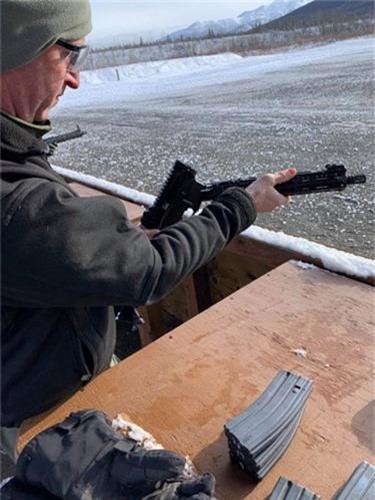 Vì sao phi công máy bay F-22 phải học dùng súng carbine? - Hình 9 Vi sao phi cong may bay F-22 phai hoc dung sung carbine?-Hinh-9