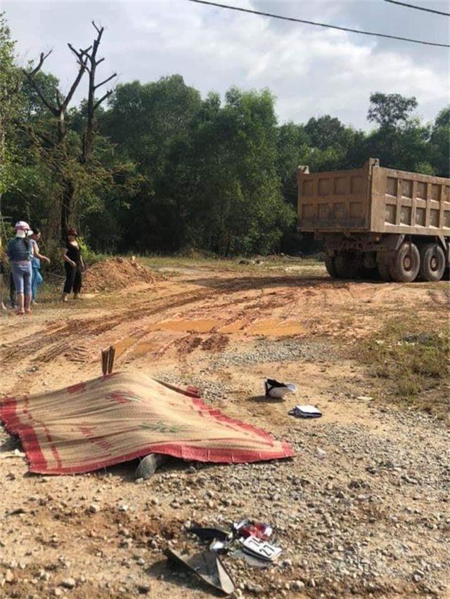 Xe ben cuốn xe máy vào gầm rồi kéo lê hàng chục mét, 2 người tử vong - 2