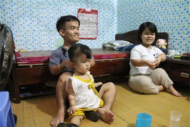 Cận cảnh cuộc sống của đôi vợ chồng tí hon, chỉ cao 1m giữa Hà Nội - 1 Cận cảnh cuộc sống của đôi vợ chồng tí hon, chỉ cao 1m giữa Hà Nội - 1