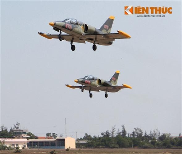 Hiện nay, ở Việt Nam, chỉ có duy nhất Trường Sĩ quan Không quân (Nha Trang, Khánh Hòa) là đơn vị được giao nhiệm vụ đào tạo, huấn luyện các sĩ quan lái máy bay cho Không quân Nhân dân Việt Nam. Đơn vị này hiện được trang bị hai loại máy bay Iak-52