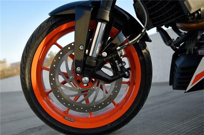 Chi tiet KTM 200 Duke gia 79,9 trieu dong, canh tranh voi Yamaha YZF-R15 hinh anh 2