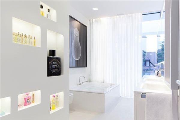 
Phòng tắm với những hình vuông được thiết kế để đặt nước tắm, dầu gội thực sự là chuẩn mực của nghệ thuật bài trí, thuận tiện cho người sử dụng.
