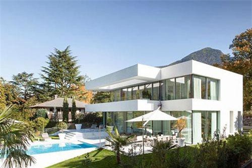 Tọa lạc tại thị trấn Merano ở miền Bắc Italia, ngôi nhà House M rộng 360m2, nổi bật với màu trắng chủ đạo, hài hòa giữa khoảng xanh thiên nhiên.