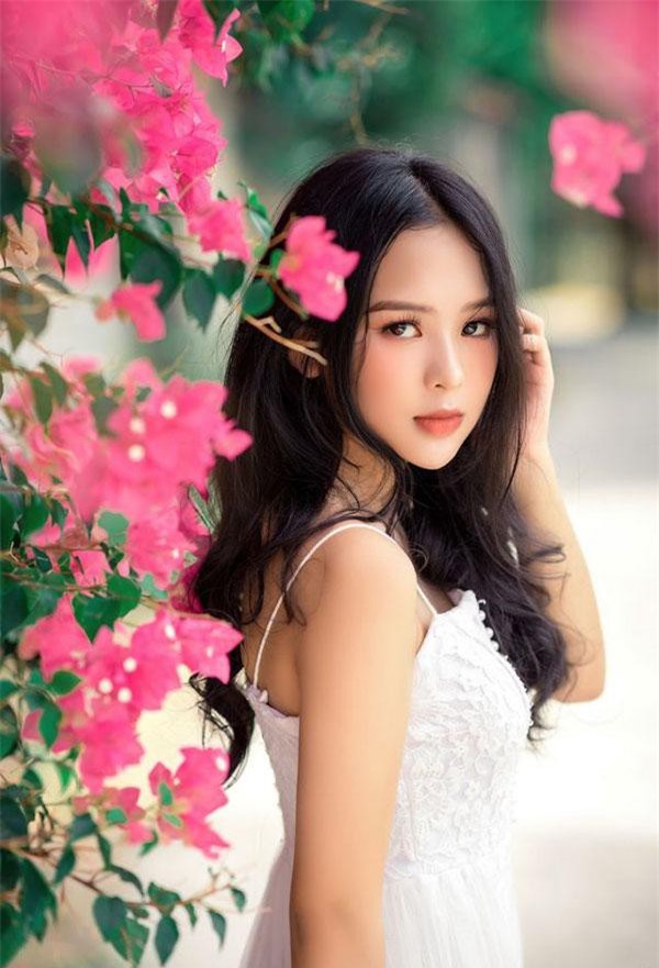 Nguyễn Khoa Diệu Hiền (sinh năm 2002), hiện đang là học sinh lớp 12 trường THPT Nguyễn Trường Tộ (Huế). Diệu Hiền được nhiều người yêu mến bởi nhan sắc ngọt ngào cùng đôi mắt cuốn hút. Nguyễn Khoa Diệu Hiền (sinh năm 2002), hiện đang là học sinh lớp 12 trường THPT Nguyễn Trường Tộ (Huế). Diệu Hiền được nhiều người yêu mến bởi nhan sắc ngọt ngào cùng đôi mắt cuốn hút.