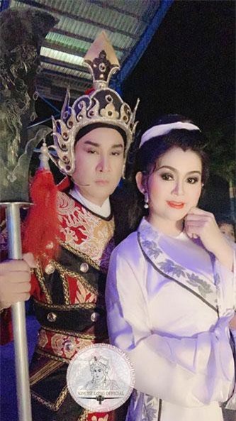 Gặt hái được nhiều thành công trong sự nghiệp, thế nhưng NSƯT Kim Tử Long khá lận đận về đường tình duyên. Sau 2 lần đổ vỡ hôn nhân, anh bén duyên với nghệ sĩ cải lương Trinh Trinh và sống chung đến nay đã gần 10 năm. Ảnh: FBNV. Gặt hái được nhiều thành công trong sự nghiệp, thế nhưng NSƯT Kim Tử Long khá lận đận về đường tình duyên. Sau 2 lần đổ vỡ hôn nhân, anh bén duyên với nghệ sĩ cải lương Trinh Trinh và sống chung đến nay đã gần 10 năm. Ảnh: FBNV.