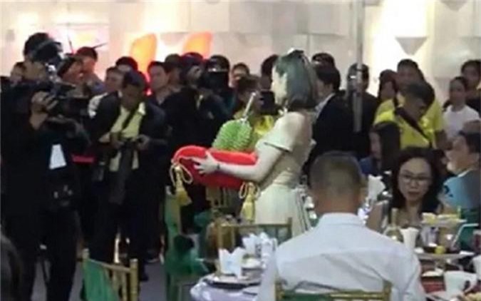 quả sầu riêng trị giá hơn 1 tỷ đồng có gì đặc biệt? hình 3 qua sau rieng tri gia hon 1 ty dong co gi dac biet? hinh 3