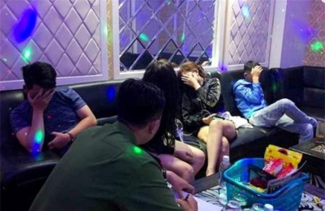 Hàng chục nam nữ trong nhiều phòng hát karaoke chơi ma túy lúc rạng sáng - 1 Hàng chục nam nữ trong nhiều phòng hát karaoke chơi ma túy lúc rạng sáng - 1