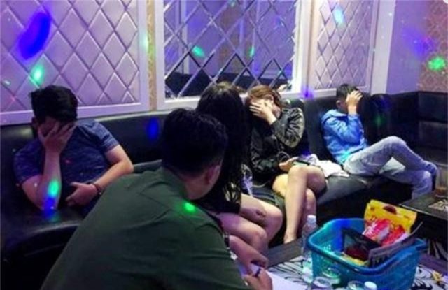 Hàng chục nam nữ trong nhiều phòng hát karaoke chơi ma túy lúc rạng sáng - 2 Hàng chục nam nữ trong nhiều phòng hát karaoke chơi ma túy lúc rạng sáng - 2