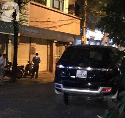 Hà Nội: Xế hộp mất lái tông một loạt người đi đường khiến bà bầu và 2 người khác nhập viện cấp cứu - Ảnh 2. Hà Nội: Xế hộp mất lái tông một loạt người đi đường khiến bà bầu và 2 người khác nhập viện cấp cứu - Ảnh 2.