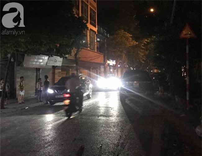 Hà Nội: Xế hộp mất lái hất tung đôi vợ chồng khiến bà bầu và 2 người nhập viện - Ảnh 5. Hà Nội: Xế hộp mất lái hất tung đôi vợ chồng khiến bà bầu và 2 người nhập viện - Ảnh 5.