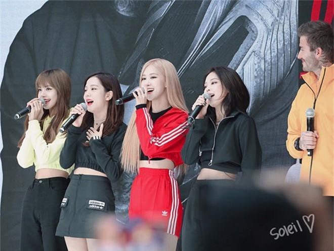 Tranh cãi nảy lửa BLACKPINK đến muộn, bắt David Beckham đợi tận 25 phút nhưng không xin lỗi: Thái độ hay hiểu lầm? - Ảnh 1. Tranh cãi nảy lửa BLACKPINK đến muộn, bắt David Beckham đợi tận 25 phút nhưng không xin lỗi: Thái độ hay hiểu lầm? - Ảnh 1.