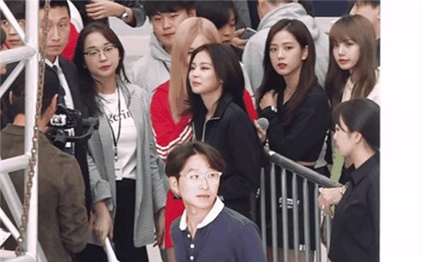 Tranh cãi nảy lửa BLACKPINK đến muộn, bắt David Beckham đợi tận 25 phút nhưng không xin lỗi: Thái độ hay hiểu lầm? - Ảnh 3. Tranh cãi nảy lửa BLACKPINK đến muộn, bắt David Beckham đợi tận 25 phút nhưng không xin lỗi: Thái độ hay hiểu lầm? - Ảnh 3.