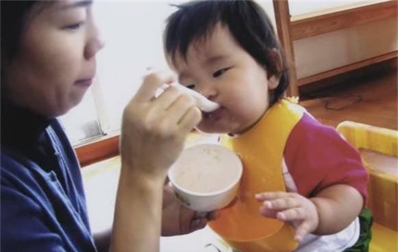 Bé gái 5 tuổi biết nấu ăn, làm việc nhà trước khi mẹ qua đời vì ung thư, giờ ra sao - Ảnh 3. Bé gái 5 tuổi biết nấu ăn, làm việc nhà trước khi mẹ qua đời vì ung thư, giờ ra sao - Ảnh 3.