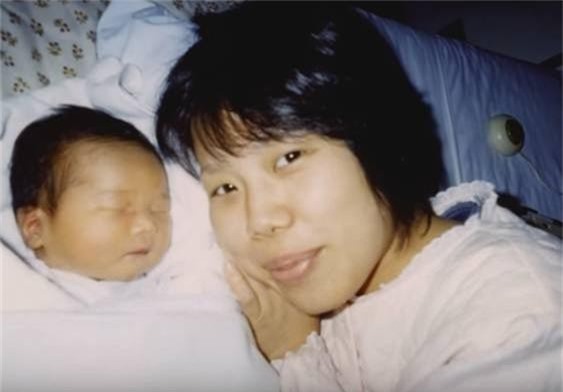 Bé gái 5 tuổi biết nấu ăn, làm việc nhà trước khi mẹ qua đời vì ung thư, giờ ra sao - Ảnh 5. Bé gái 5 tuổi biết nấu ăn, làm việc nhà trước khi mẹ qua đời vì ung thư, giờ ra sao - Ảnh 5.