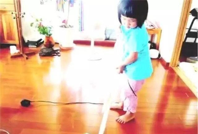 Bé gái 5 tuổi biết nấu ăn, làm việc nhà trước khi mẹ qua đời vì ung thư, giờ ra sao - Ảnh 8. Bé gái 5 tuổi biết nấu ăn, làm việc nhà trước khi mẹ qua đời vì ung thư, giờ ra sao - Ảnh 8.