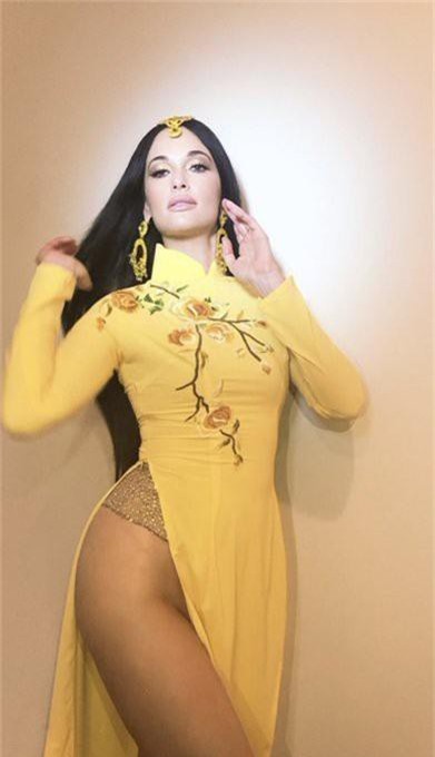 Ngô Thanh Vân bức xúc trước việc nữ ca sĩ Kacey Musgraves mặc áo dài Việt Nam nhưng quên mặc quần lại còn khoe mẽ - Ảnh 3. Ngô Thanh Vân bức xúc trước việc nữ ca sĩ nước ngoài mặc áo dài Việt Nam nhưng “quên” mặc quần đầy phản cảm