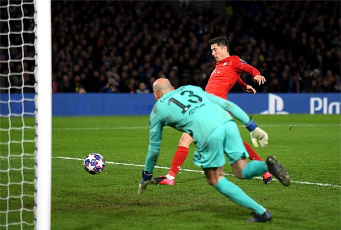 Lewandowski ấn định tỷ số 3-0 ở phút 76