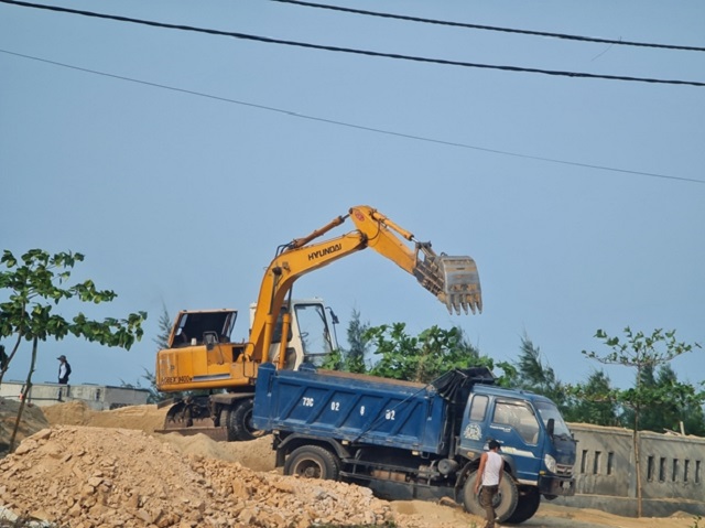 Xe ra vào "ăn" cát liên tục để đưa đến công trình và nhà dân