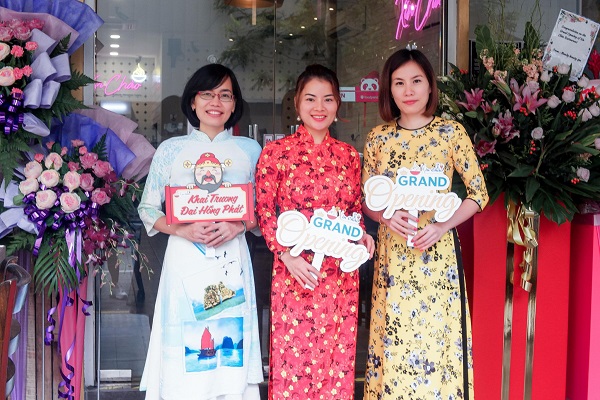 Tự hào là người con dân đất Việt nên trong mỗi dịp đặc biệt, Tina Yuan (Nguyễn Thị Thương) đều lựa chọn áo dài là trang phục song hành cùng cô gửi lời chào đến bạn bè quốc tế.