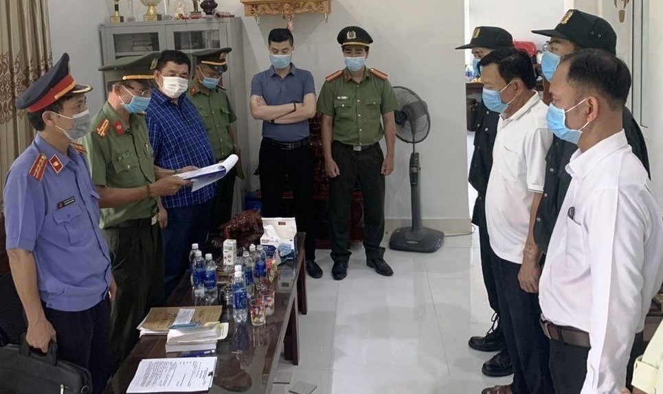 Cơ quan An ninh điều tra Công an tỉnh Thừa Thiên Huế đọc quyết định khởi tố vụ án, khởi tố bị can, bắt tạm giam Đỗ Chí Thành. (Ảnh: CACC)